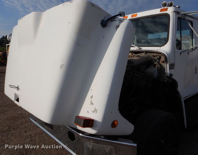 image for item EC9000 1986 International 1900 flatbed truck