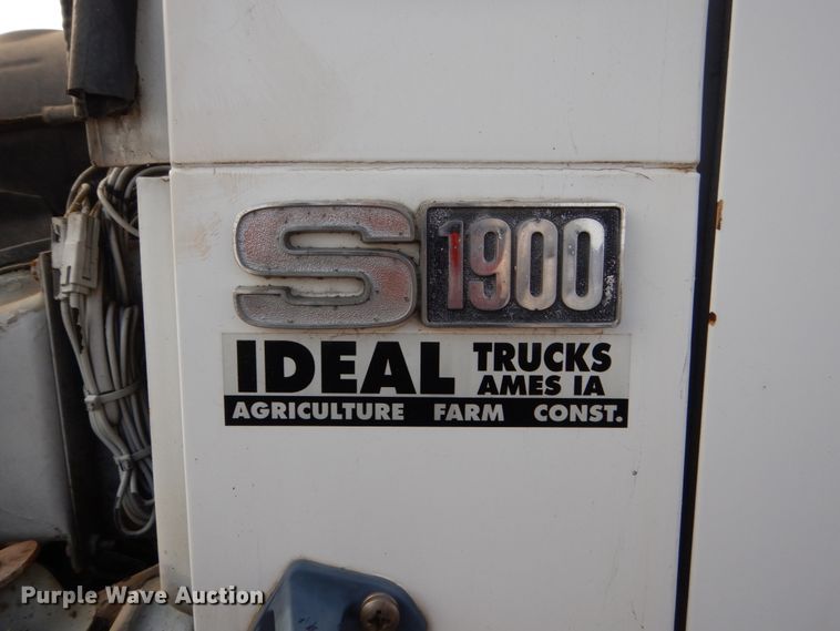 image for item EC9000 1986 International 1900 flatbed truck