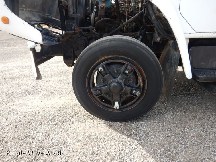 image for item EC9000 1986 International 1900 flatbed truck