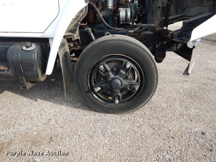 image for item EC9000 1986 International 1900 flatbed truck