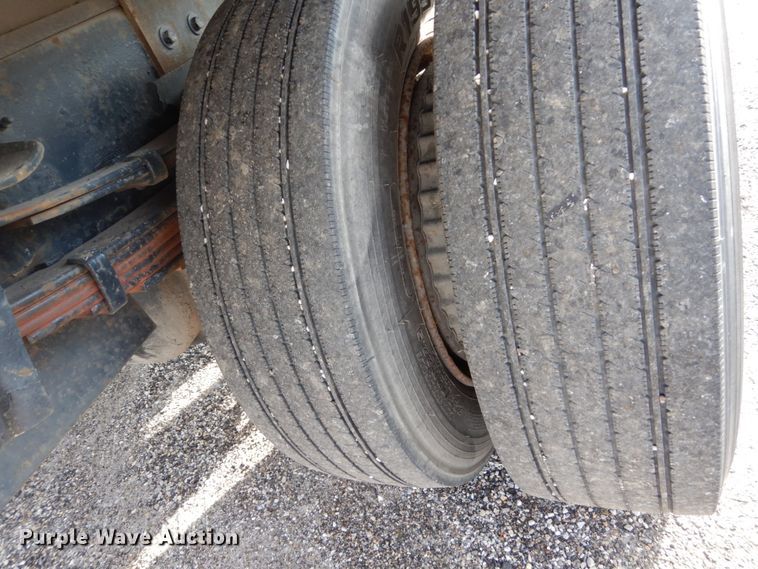 image for item EC9000 1986 International 1900 flatbed truck