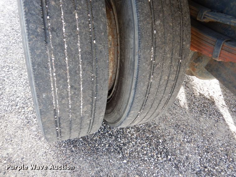 image for item EC9000 1986 International 1900 flatbed truck