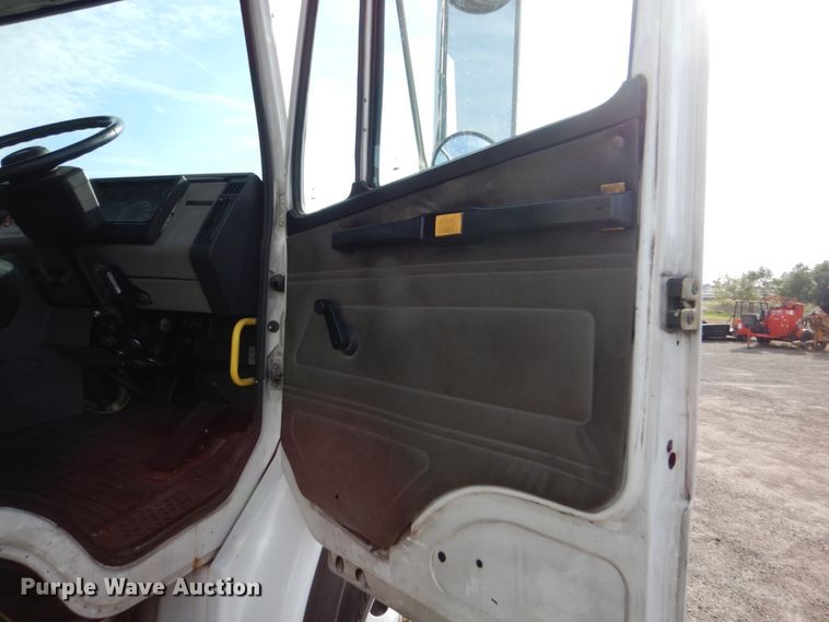 image for item EC9003 2004 Freightliner FL80 refuse truck