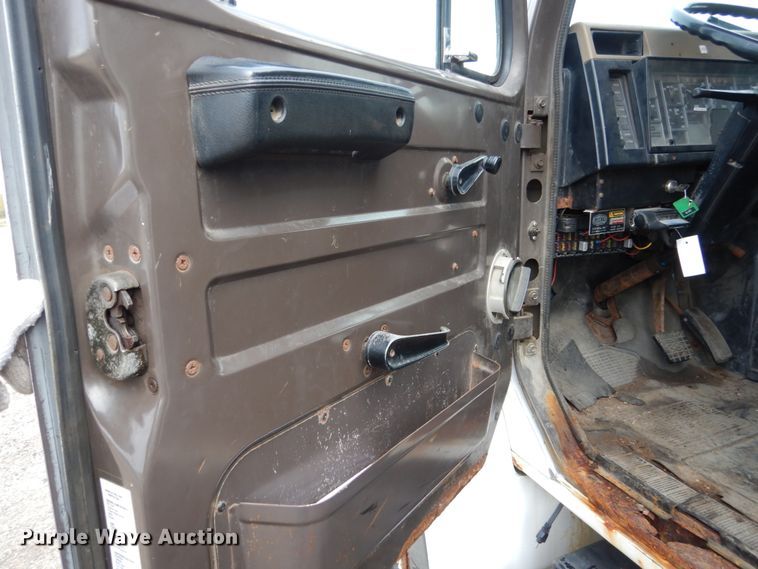 image for item EC9004 1992 International 4900 dump truck