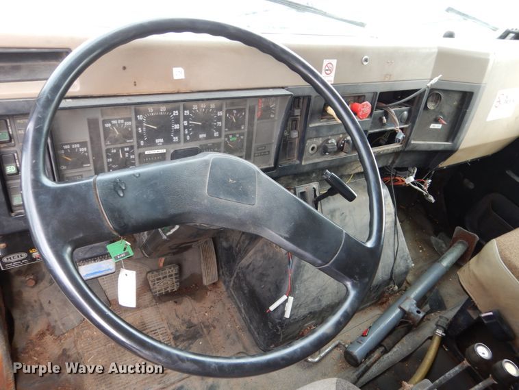 image for item EC9004 1992 International 4900 dump truck