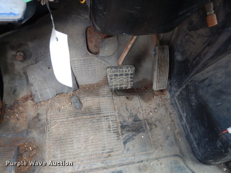 image for item EC9004 1992 International 4900 dump truck