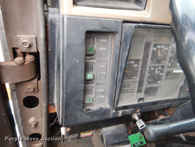 image for item EC9004 1992 International 4900 dump truck