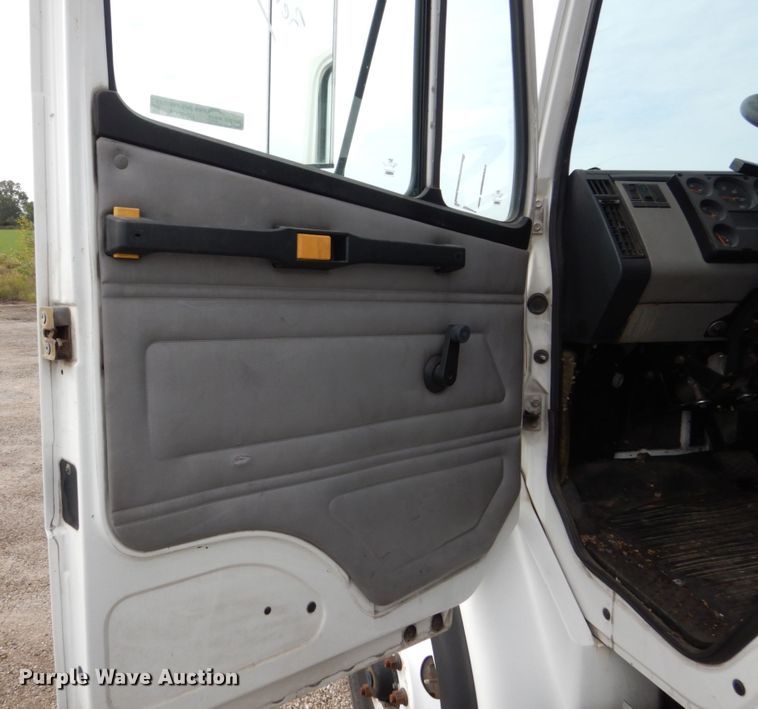 image for item EC9005 2001 Freightliner FL80 refuse truck