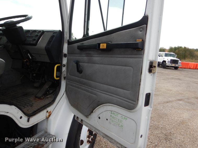 image for item EC9005 2001 Freightliner FL80 refuse truck