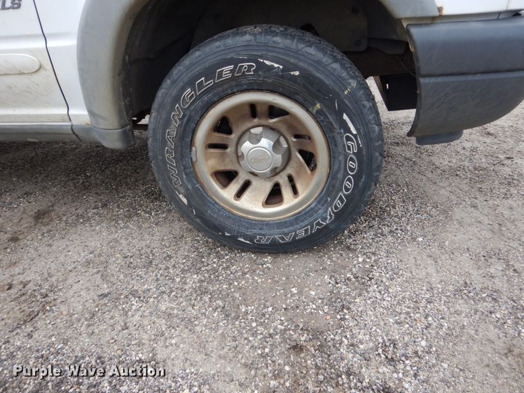 image for item EC9007 2000 Ford Explorer SUV