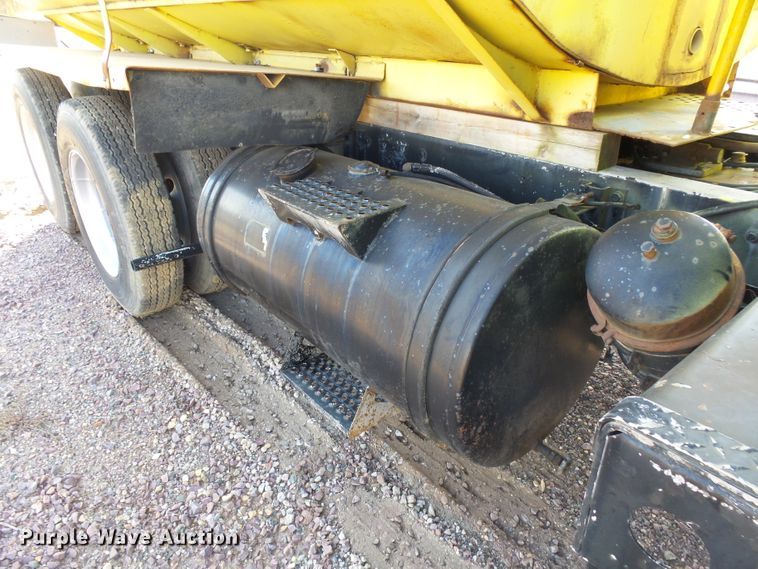 image for item EF9567 1968 Mack FL711LST tank truck