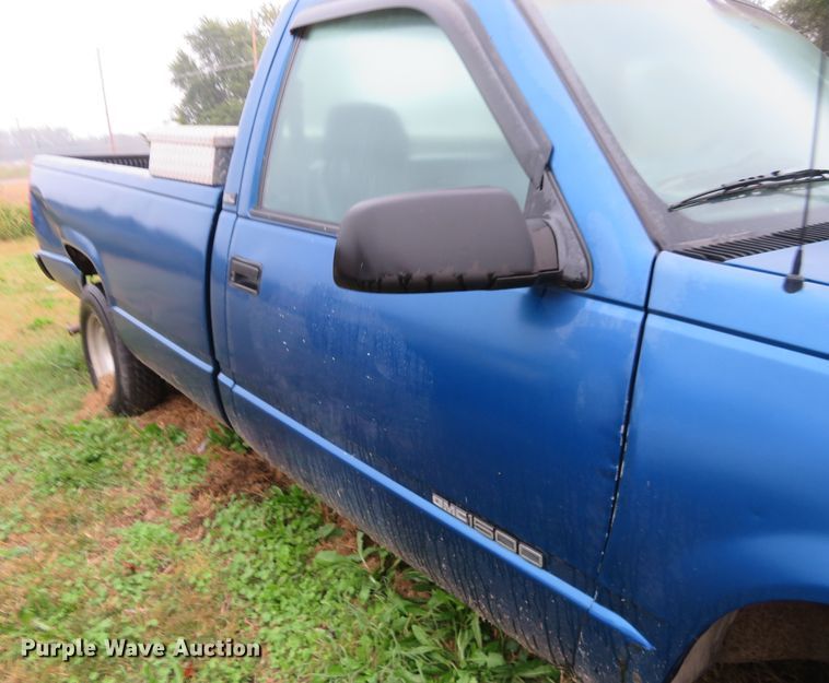 image for item EQ9335 1997 GMC Sierra 1500 pickup truck