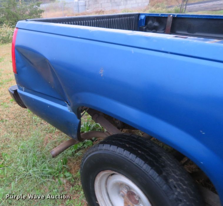 image for item EQ9335 1997 GMC Sierra 1500 pickup truck