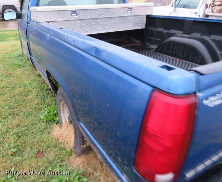 image for item EQ9335 1997 GMC Sierra 1500 pickup truck