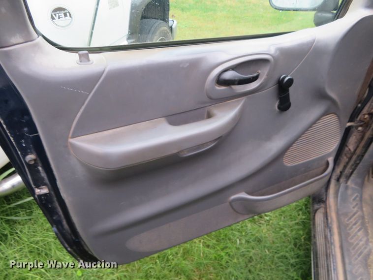 image for item EQ9342 2002 Ford F150 XL pickup truck