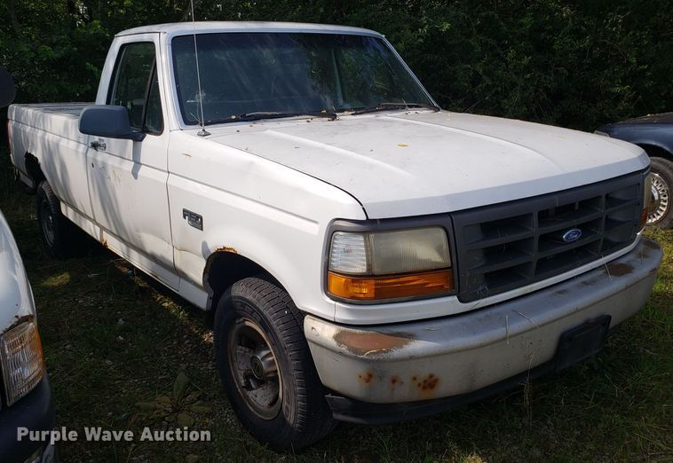 image for item ET9855 1995 Ford F150 pickup truck
