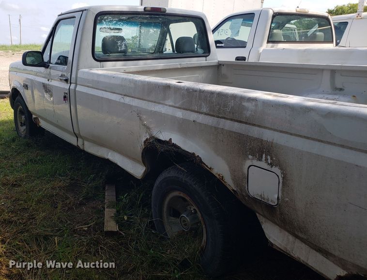 image for item ET9855 1995 Ford F150 pickup truck
