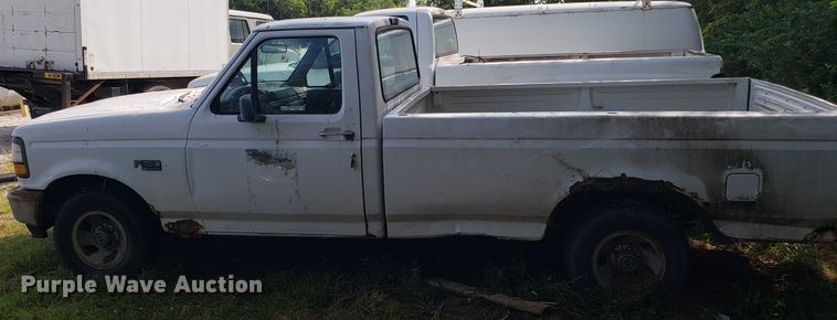 image for item ET9855 1995 Ford F150 pickup truck