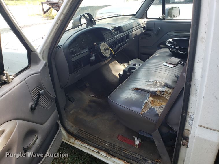 image for item ET9855 1995 Ford F150 pickup truck