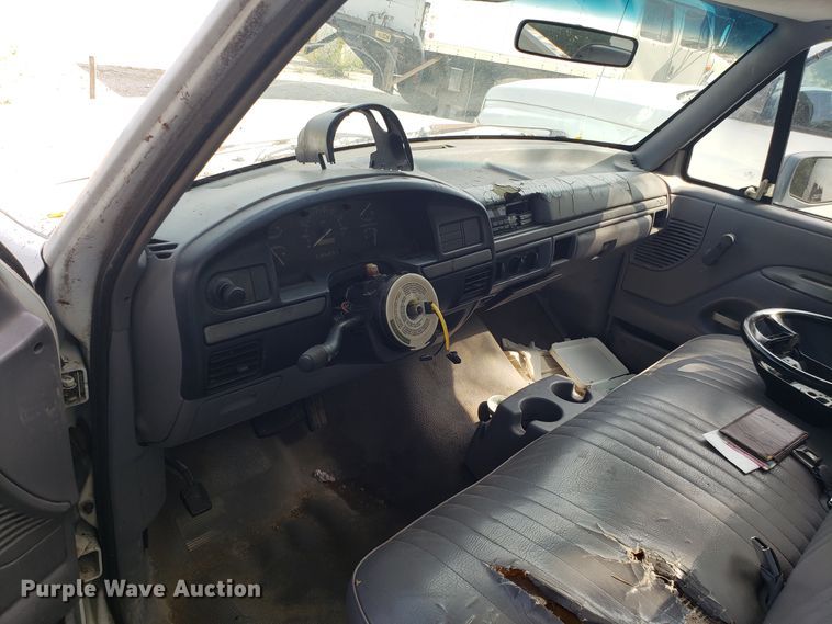 image for item ET9855 1995 Ford F150 pickup truck