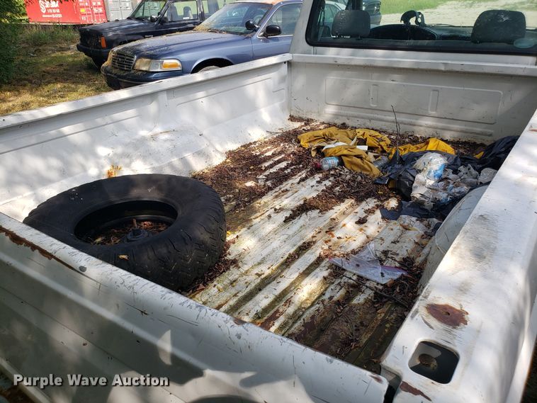 image for item ET9855 1995 Ford F150 pickup truck