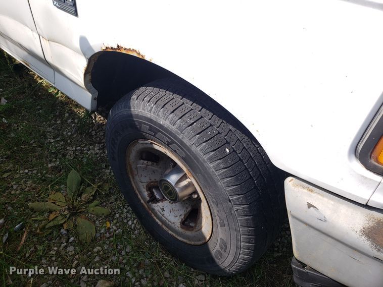 image for item ET9855 1995 Ford F150 pickup truck