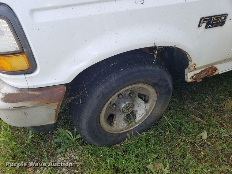 image for item ET9855 1995 Ford F150 pickup truck