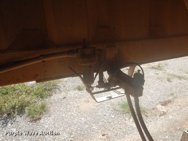 image for item FK9863 2007 CTS BDT-40 bottom dump trailer