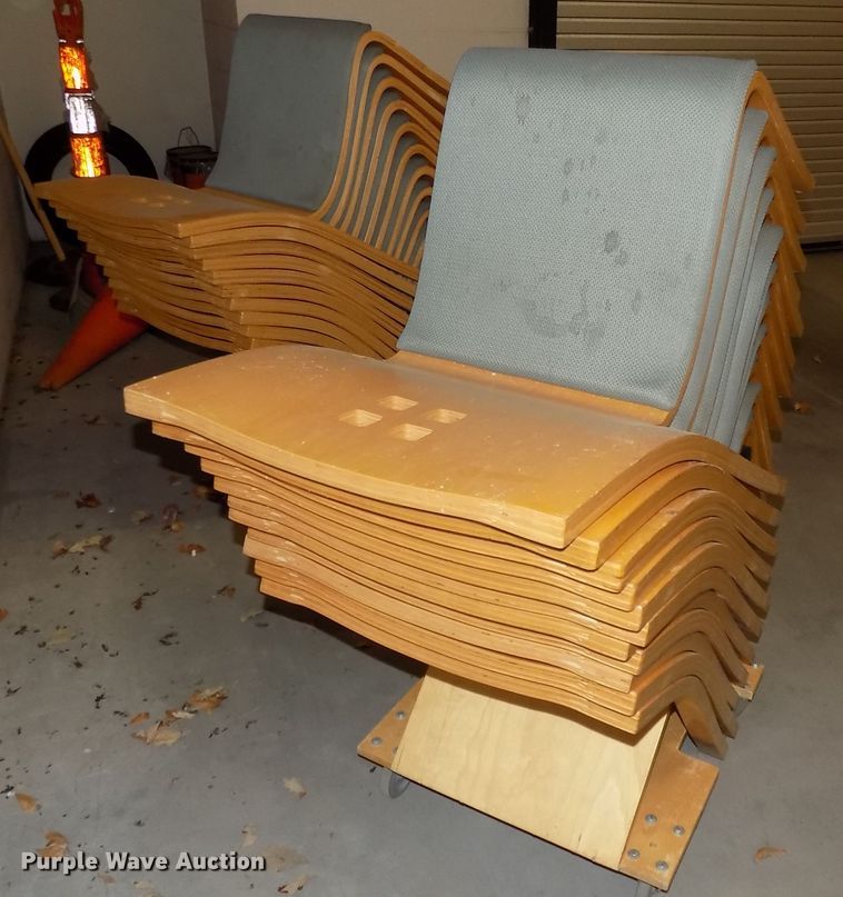 Furniture in Lincoln, NE Item H1121 sold Purple Wave