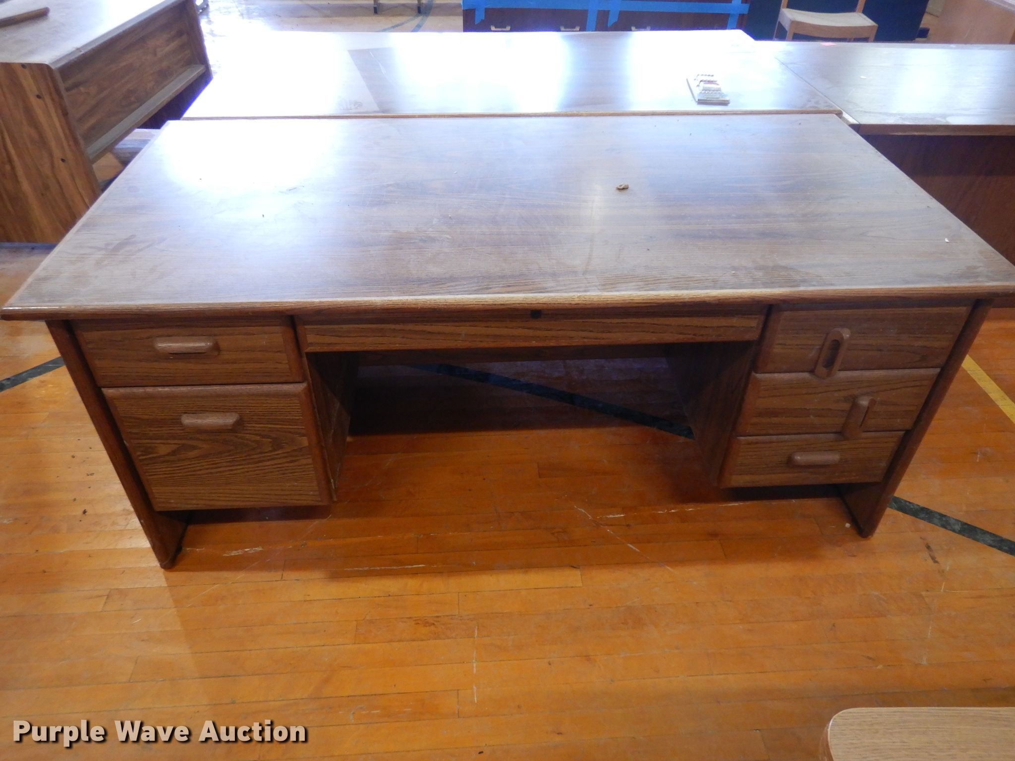 (3) desks in Salina, KS Item GI9416 sold Purple Wave