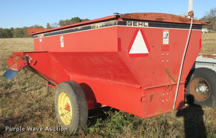 image for item DB10138 Gehl 7190 silage wagon