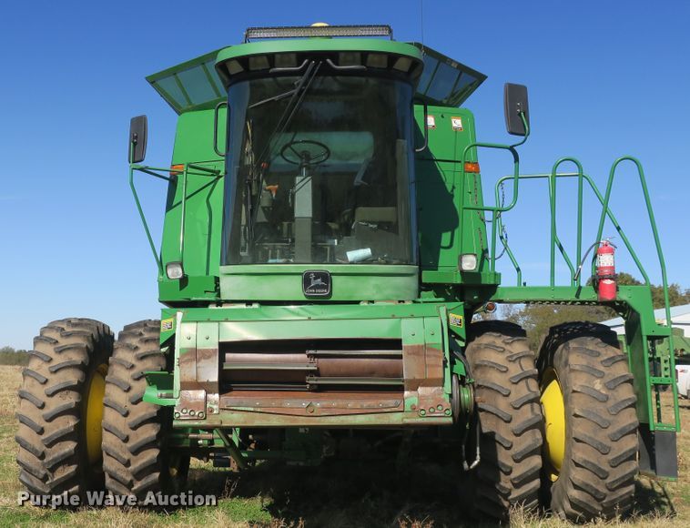 image for item DB10140 1998 John Deere 9510 combine