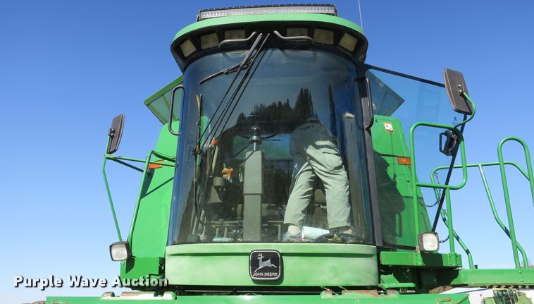 image for item DB10140 1998 John Deere 9510 combine