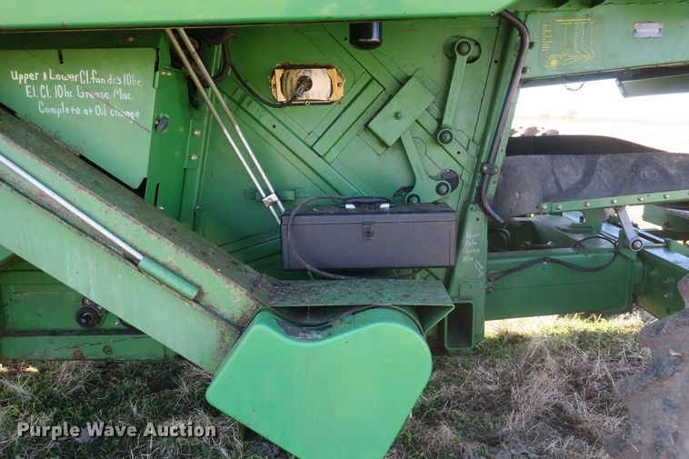 image for item DB10140 1998 John Deere 9510 combine