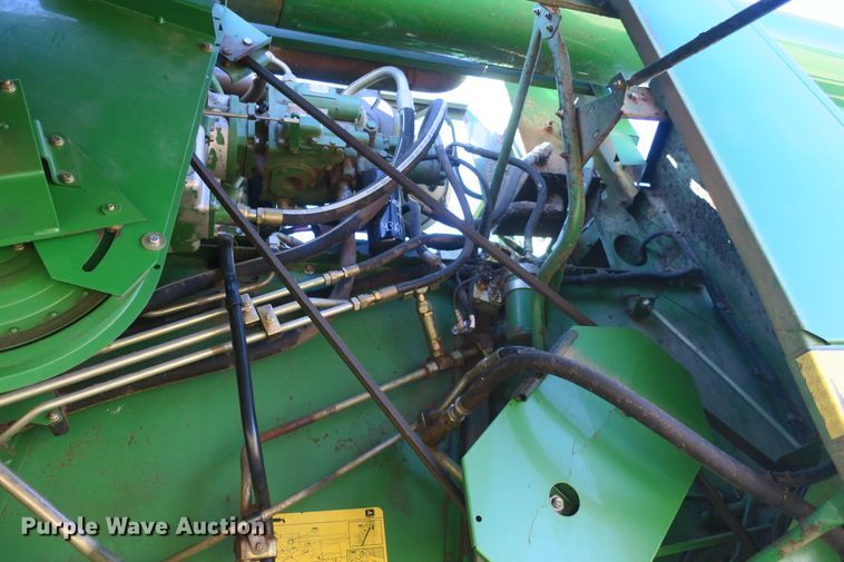 image for item DB10140 1998 John Deere 9510 combine