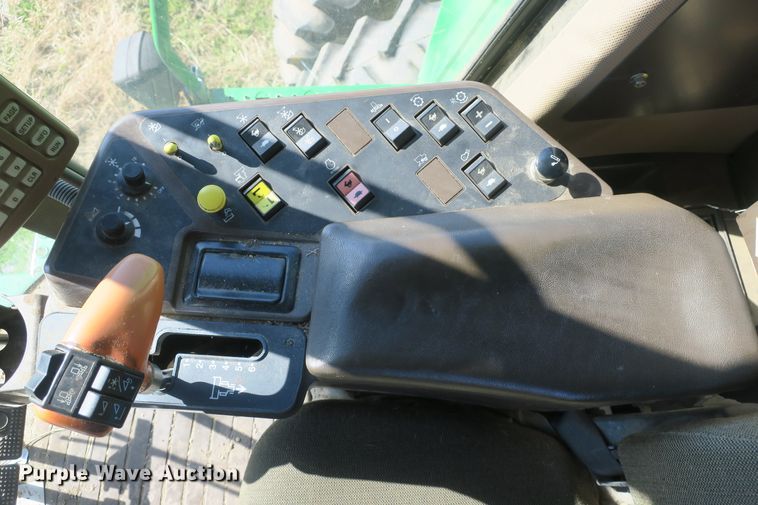 image for item DB10140 1998 John Deere 9510 combine