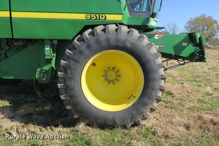 image for item DB10140 1998 John Deere 9510 combine