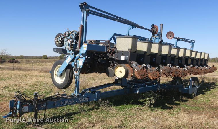 image for item DB10141 Kinze 2600 no-till split row planter