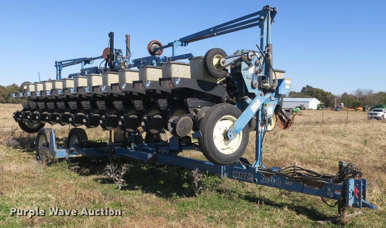 image for item DB10141 Kinze 2600 no-till split row planter