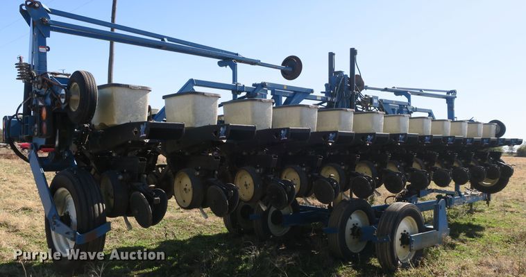 image for item DB10141 Kinze 2600 no-till split row planter