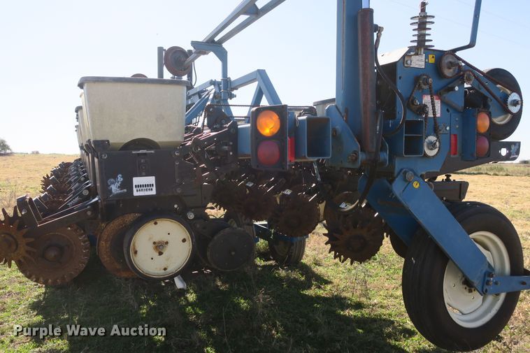 image for item DB10141 Kinze 2600 no-till split row planter