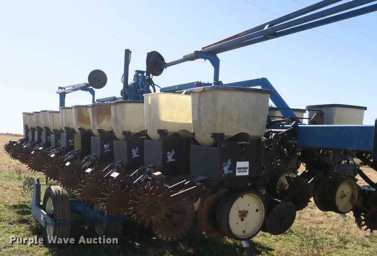 image for item DB10141 Kinze 2600 no-till split row planter