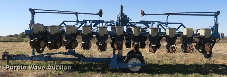 image for item DB10141 Kinze 2600 no-till split row planter