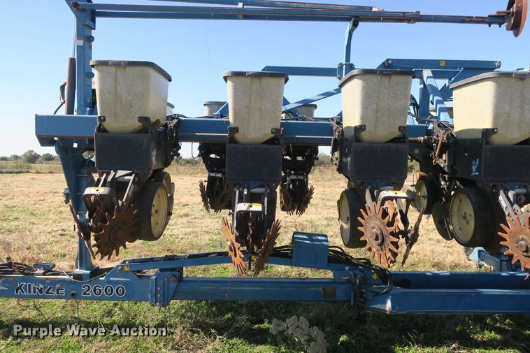 image for item DB10141 Kinze 2600 no-till split row planter