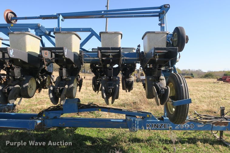 image for item DB10141 Kinze 2600 no-till split row planter