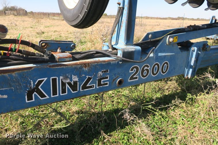 image for item DB10141 Kinze 2600 no-till split row planter