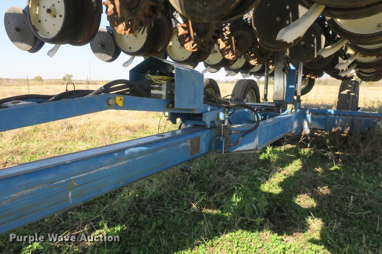 image for item DB10141 Kinze 2600 no-till split row planter