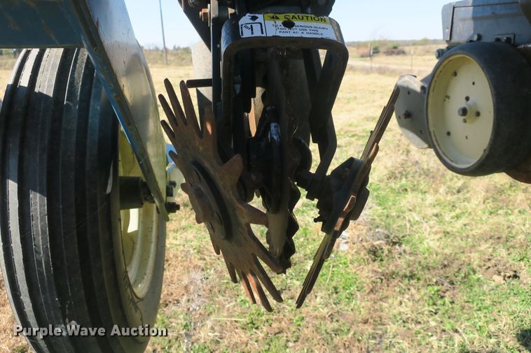 image for item DB10141 Kinze 2600 no-till split row planter