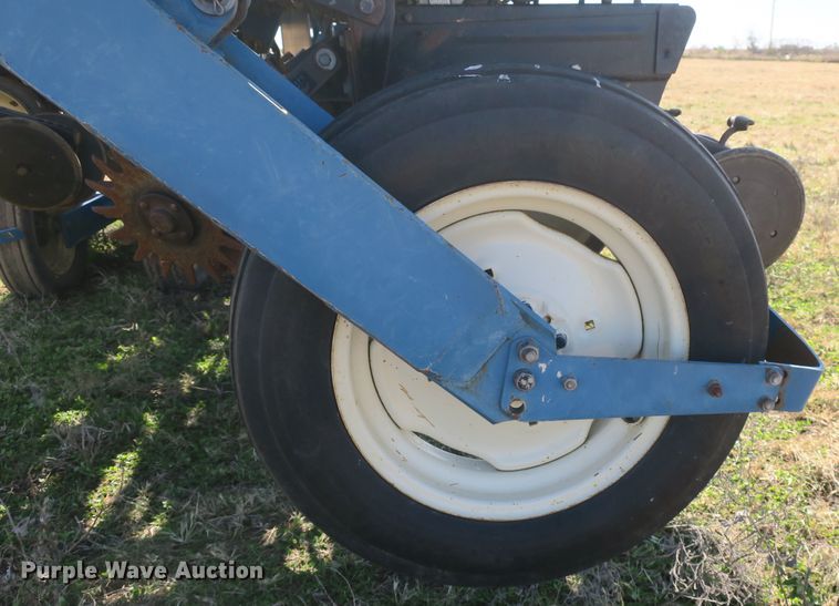 image for item DB10141 Kinze 2600 no-till split row planter