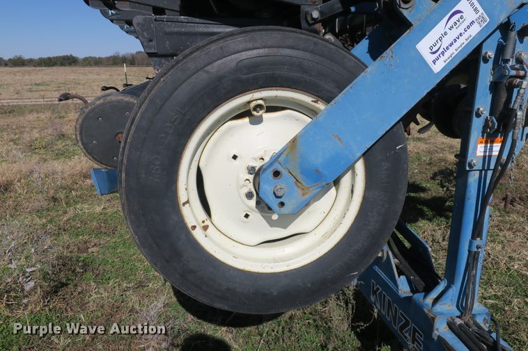 image for item DB10141 Kinze 2600 no-till split row planter